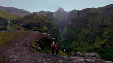 İzlanda 'daki hayranlık uyandıran Mulagljufur Kanyonu' nu keşfedin. Yüksek uçurumlar, yemyeşil alanlar ve pitoresk şelaleler. Doğa aşıkları ve macera arayanlar için ideal..