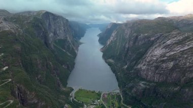 Norveç 'teki Lysefjord' un nefes kesen manzarası sarp kayalıklar ve sakin sular sergiliyor. Doğa severler ve macera arayanlar için mükemmel. Bu çarpıcı manzara keşif ve sükuneti davet ediyor..