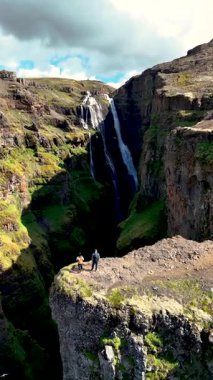 İzlanda 'daki Glymur şelalesinin nefes kesici güzelliğini tecrübe edin..