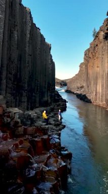İzlanda 'daki Studlagil Kanyonu' nun güzelliğini deneyimleyin. Yüksek bazalt sütunları ve huzurlu bir nehirle. Bu olağanüstü manzara doğa aşıkları ve macera arayanlar için mükemmeldir..