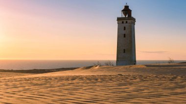 Rubjerg Knude Deniz Feneri. Deniz feneri Lonstrup Klint, Jutland, Danimarka 'nın tepesinde.