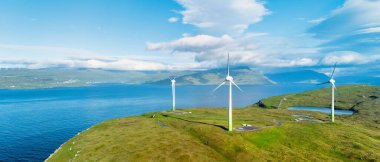 Faroe Adaları 'ndaki yel değirmeni türbinleri. Yeşil enerji