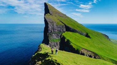 Mylingur uçurumu, Faroe Adaları, Mylingur 'da yürüyüş yolunda birkaç kadın ve erkek.