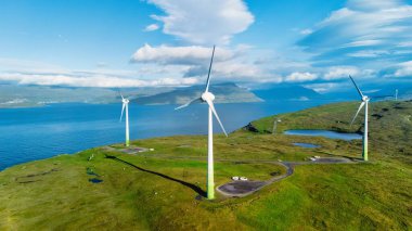 Faroe Adalarındaki yel değirmeni türbinleri.