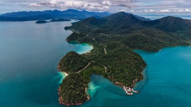 Koh Chang 'deki Ko Ngam plajı, el değmemiş suların kıyıya vurduğu nefes kesici manzaralar sunuyor. Yeşil tepelerle çevrili bu tropikal cennet rahatlama ve macera için mükemmeldir..
