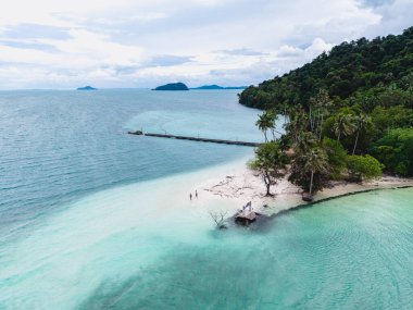 Koh Chang, Tayland 'daki Phrao Nok Adası' nın huzur dolu güzelliğini tecrübe edin. Yumuşak kumlar turkuaz sularla buluşarak ziyaretçiler için mükemmel bir kaçış sağlar..
