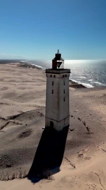 Danimarka 'nın kumlu kıyılarına karşı dimdik duran etkileyici Rubjerknudde deniz fenerine tanık olun. Bu tarihi eser uçsuz bucaksız denize bakıyor, nefes kesici manzaralar ve sakin bir atmosfer sunuyor..