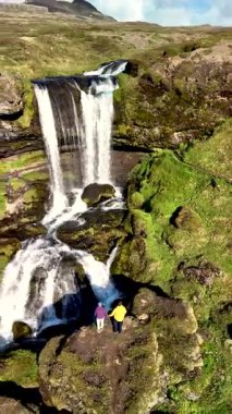 İzlanda 'daki Grundarfoss Şelalesi' nin nefes kesici güzelliğini keşfedin. Bu pitoresk yer yemyeşil ve engebeli arazilerle çevrili çağlayan suları gösteriyor, doğa severler için ideal..
