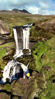 İzlanda 'daki Grundarfoss şelalesinin nefes kesici cazibesini tecrübe edin..