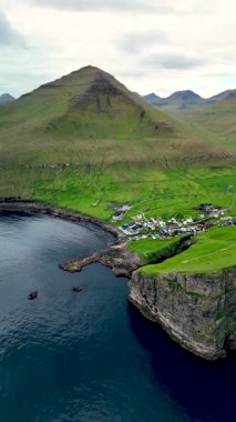 Dramatik uçurumlar, yeşil tepeler ve sakin kıyı sularının olduğu Faroe Adaları 'nın nefes kesici güzelliğini keşfedin. Bu resim gibi Gjogv dokunulmamış cazibeyi ön plana çıkarıyor..