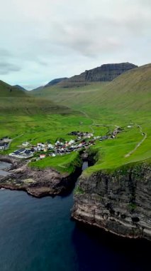 Faroe Adaları 'nın sakin kıyılarının yakınındaki yemyeşil tepelerde yuva yapmış Gjogv köyünü keşfedin. Yuvarlanan manzaralar ve dramatik uçurumlar bu sakin yer için çarpıcı bir zemin oluşturur..