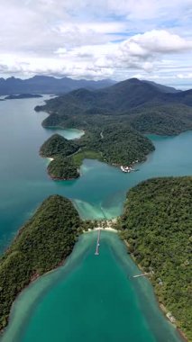 Koh Chang Tayland 'da turkuaz suların yemyeşil ile buluştuğu Ko Ngam Sahili' nin büyüleyici manzaralarını keşfedin.