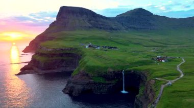 Mulafossur şelalesinin nefes kesen güzelliğini keşfedin. Okyanusa dökülen şelalenin. Etrafı Gasadalur köyüyle çevrili..