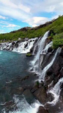 İzlanda 'daki antik lav tarlalarından akan Hraunfossar şelalesinin büyüleyici çağlamasına tanık olun..