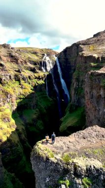 İzlanda 'daki Glymur şelalesi korkusunu yaşayın. Suyun yemyeşil saraylarla çevrili yüksek kayalıklardan aşağı aktığı yer. Doğayı keşfedin ve bu muhteşem yerin huzurunu kucaklayın..