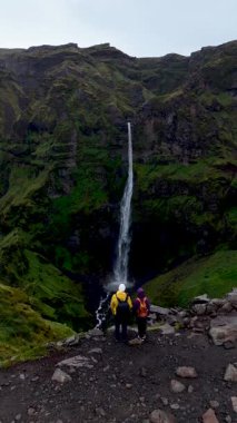İzlanda 'daki Mulagljufur Kanyonu' nun kenarında duran iki maceracıya tanık olun. Görkemli şelale dalgalı yeşil kayalıklardan aşağı süzülüp büyülü bir atmosfer yaratıyor..