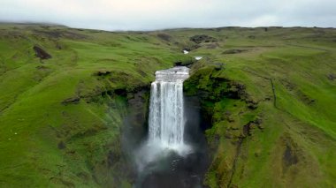 Kendini yemyeşil tepeler ve dramatik uçurumlarla çevrili Skogafoss şelalesinin doğal harikasına daldır. İzlanda 'nın ikonik manzarasının dingin güzelliğini tecrübe edin..