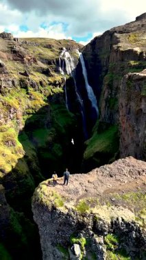 İzlanda 'nın dramatik manzarasında yer alan çarpıcı Glymur Şelalesi' ni deneyin. Engebeli uçurumları ve çağlayan sularla çevrili yemyeşil alanları keşfeden gezginler..