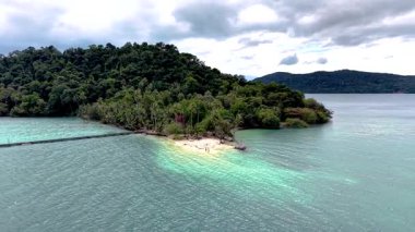 Bu tropik cennet bereketli yeşillik ve berrak turkuaz sulara sahip Phrao Nok Adası Koh Chang 'in güzelliğini gözler önüne seriyor. Huzur arayan doğa severler ve macera arayanlar için mükemmel..