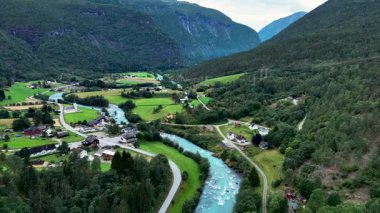 Yeşil tarlalar, kıvrımlı nehirler ve görkemli dağların yer aldığı sersemletici hava manzarasını keşfedin. Bu sakin yer Norveç 'in doğal güzelliğini yansıtıyor..