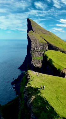 Faroe Adaları 'ndaki büyüleyici Mylingur yürüyüşünü keşfedin, burada yüksek uçurumlar parlak mavi bir gökyüzünün altında engin okyanusla buluşur. Doğanın güzelliği ziyaret eden herkesi cezbeder..