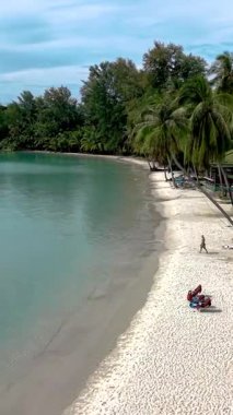 Yumuşak beyaz kum ve kristal berrak su Koh Kood Adası 'nda sakin bir atmosfer yaratır. Rüzgarda sallanan palmiyeler ziyaretçiler plajda uzanırken, tropikal güneşte sırılsıklam olur..
