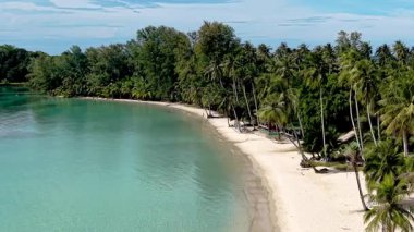 Koh Kood Adası 'nın nefes kesici beyaz kumlu plajları, berrak suları ve yemyeşil sularıyla sakin güzelliğini hissedin. Doğa aşıkları ve plaj meraklıları için mükemmel bir kaçış yeri..