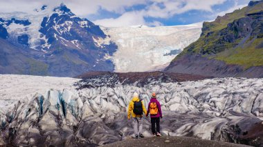 Svinafellsjokull Buzul İzlanda, İzlanda 'da bir buzul üzerinde yürüyen bir çift