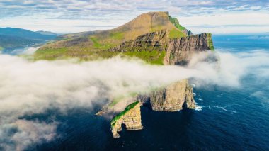 Faroe Adaları 'ndaki Drangarnir adasının dışından eşsiz görüntüler: Vagar ve Tindholmur adaları arasına Drangarnir adlı iki deniz yığını yerleştirildi.