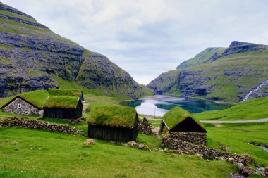 Bereketli yeşil tepelerin arasına yerleşen Faroe Adaları 'ndaki bu tuhaf köyde bölgenin eşsiz mimarisini yansıtan geleneksel otlaklı evler yer alıyor. Saksun Köyü