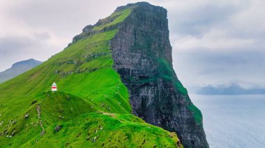 Kalsoy, Faroe Adaları 'nda yaz mevsiminde insansız hava aracı görüntüsü