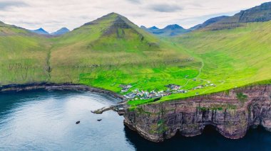 Gjogv köyü, Faroe Adaları Bulutlu bir günde, İHA hava görüntüsü