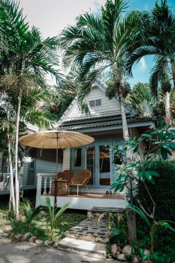 Koh Kood Adası 'ndaki rahat bir bungalovda sükuneti hissedin. Canlı yeşilliklerle çevrili bu sakin inziva, tropikal atmosfer ve sıcak güneşin tadını çıkarırken gevşemek için mükemmel..