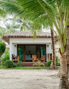 Koh Kood Adası 'ndaki sakin bungalovda tropikal çevrenin huzurlu güzelliğinin tadını çıkarmak için mükemmel bir sundurma bulunuyor. Bereketli palmiye ağaçları ve canlı bitkiler Tayland 'da huzurlu bir kaçış yaratır.