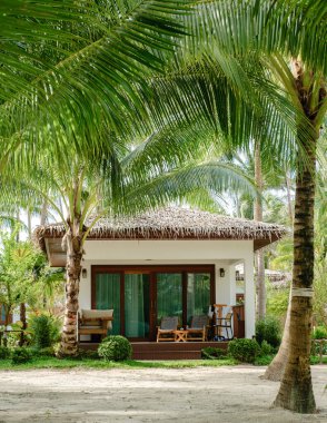 Koh Kood Adası 'ndaki yemyeşil palmiye ağaçlarının arasına kurulmuş sakin bir bungalov. Bu tropikal cennet huzurlu bir geri çekilme sunuyor, doğada gevşemek için mükemmel..