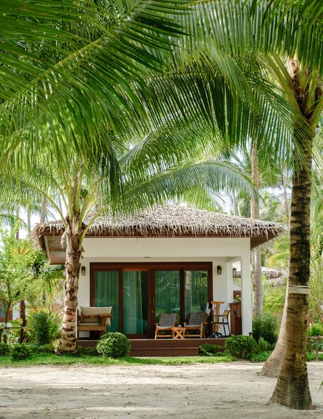 Koh Kood Adası 'ndaki yemyeşil palmiye ağaçlarının arasına kurulmuş sakin bir bungalov. Bu tropikal cennet huzurlu bir geri çekilme sunuyor, doğada gevşemek için mükemmel..