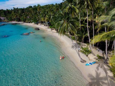 Koh Kood Adası beyaz kumlu plajları ve kristal berrak sularıyla nefes kesici manzaralar sunuyor. Ziyaretçiler tropik bir cennette sallanan palmiyelerin altında kano kullanmaktan, yüzmekten ve dinlenmekten zevk alabilirler..