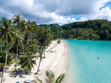 Tayland 'daki Koh Kood Adası' nda yumuşak beyaz kumlar ışıl ışıl turkuaz sularla karşılaşıyor. Bereketli palmiye ağaçları rüzgarda hafifçe sallanarak rahatlama ve macera için mükemmel bir tropikal cennet yaratıyor..
