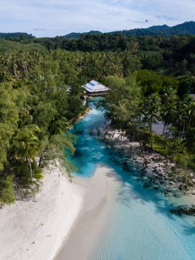 Koh Kood Adası, zengin tropikal yapraklarla çevrili çarpıcı turkuaz sulara ve yumuşak kumlu kıyılara sahiptir. Ziyaretçiler rahatlayabilir ve bu dingin vahayı keşfedebilirler Tayland 'ın doğasında dinlenmek için mükemmel bir yer.