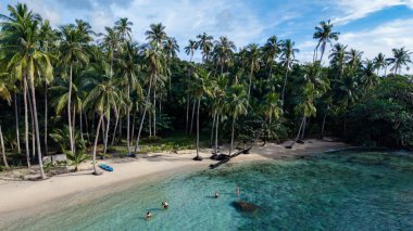 Yumuşak kumların berrak sularla buluştuğu Tayland 'daki Koh Kood Adası' nın el değmemiş güzelliğinde rahatlayın..