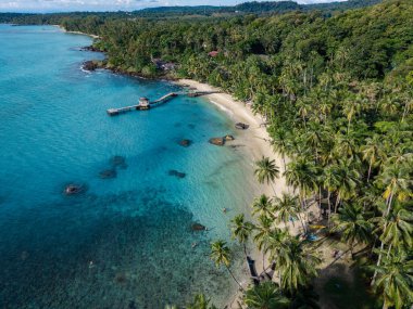 Tayland 'daki Koh Kood Adası' nın nefes kesici güzelliğini deneyimleyin. Yeşilliğin yumuşak kumlu plajlarla ve canlı mavi sularla buluştuğu yer. Bu tropikal cennet rahatlamayı ve macerayı davet ediyor..