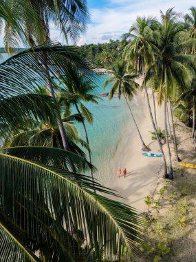 Beyaz kumlu plajlar Koh Kood, Tayland 'da kristal berrak sularla buluşur. Tropikal cennette sallanan palmiyelerin altında güneşlenmenin ve kano yapmanın tadını çıkar..