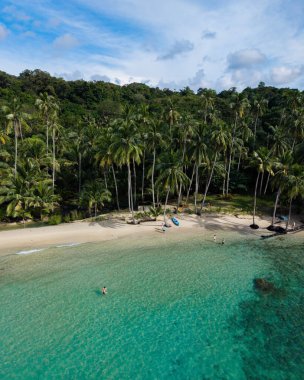 Yumuşak beyaz kumlar ve canlı turkuaz sular Koh Kood Adası 'na gelen ziyaretçileri karşılıyor. Bereketli yeşil palmiyeler bu cennet sahnesini çerçeveler. Güneşin altında rahatlamak ve keşfetmek için mükemmel..