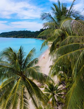 Tayland 'daki Koh Kood Adası' nın nefes kesen güzelliğinin tadını çıkarın. Yumuşak kumlu plajda bereketli palmiye ağaçları var. Rahatlık ve sükuneti davet ediyor. Doğa aşıkları ve sahile gidenler için mükemmel..