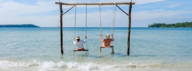 Koh Kood Adası 'nda, iki arkadaş, Tayland' da berrak bir gökyüzünün altında, sahil ve uzak adaların çarpıcı manzaralarıyla çevrili sakin sularda yavaşça sallanmaktan hoşlanırlar.