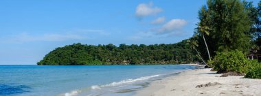 Ao Taphao Sahili 'nde dalgalar kıyıları okşuyor, canlı yeşilliklerle çevrili. Koh Kood Adası, Tayland 'da rahatlama ve doğa severler için sakin bir kaçış sunuyor.