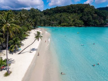 Yumuşak beyaz plajları, gür palmiye ağaçları ve canlı turkuaz sularıyla Koh Kood Adası 'nın güzelliğini hissedin. Güneş arayanlar bu çarpıcı tropikal cennette huzurlu bir günün tadını çıkarıyorlar..