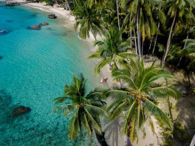Yumuşak beyaz kumlar ve berrak turkuaz sular Koh Kood Adası 'nda sakin bir kaçış yaratır. Uzun palmiye ağaçları kumsalı çevreleyerek Tayland 'ın sıcak tropikal güneşi altında rahatlamaya davetiye çıkarırlar.