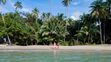 Koh Kood Adası 'nın kumlu kıyılarında, bereketli palmiye ağaçları ve berrak turkuaz sularla çevrili birkaç yürüyüş. Sakin atmosfer Tayland 'da rahatlamaya ve bağlantıya davetiye çıkarıyor
