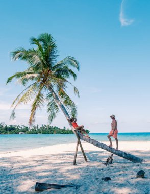 İki arkadaş Koh Kood Adası 'nda güneşli bir günün tadını çıkarıyorlar. Sahildeki eğimli bir palmiye ağacında dinleniyorlar. Etrafı sakin sular ve Tayland' ın beyaz kumlu kıyılarıyla çevrili.